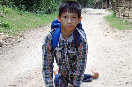 Khâm phục cậu bé đi học bằng tay sắp trở thành sinh viên