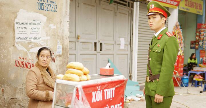 Nam sinh cảnh sát cõng thí sinh vào phòng thi bất ngờ xuất hiện trên màn ảnh