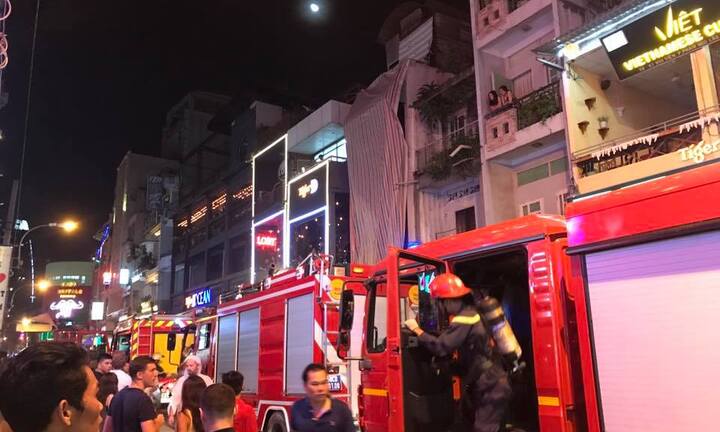 Lửa bao trùm ngôi nhà ở phố Bùi Viện lúc nửa đêm, cả khu phố mất điện