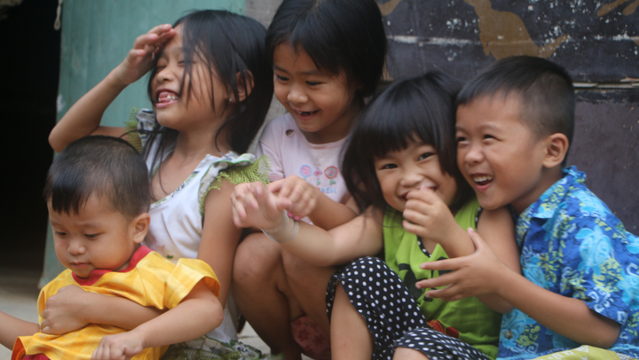 Những đứa trẻ 'khát' chữ ở xóm nhà lá giữa lòng Sài Gòn