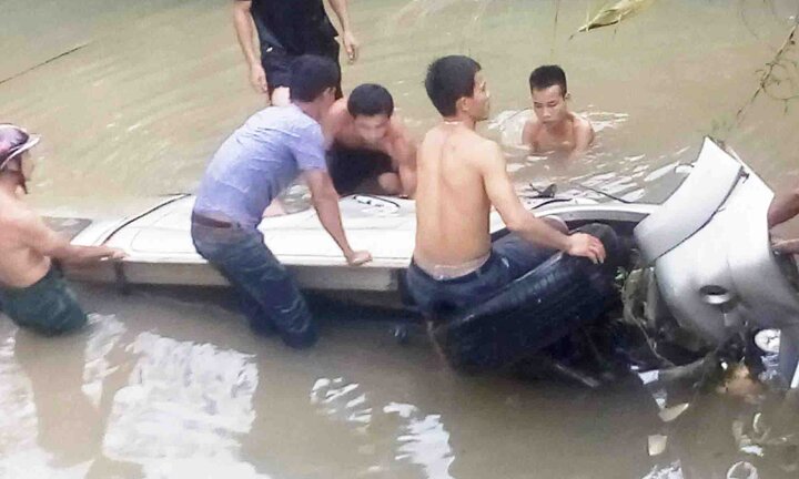 Thủ tướng truy tặng bằng khen cho 2 cán bộ bị nước cuốn trôi ở Nghệ An