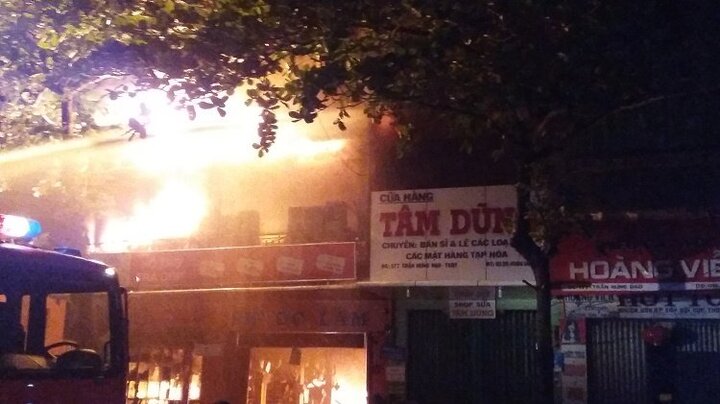 Cửa hàng điện máy lớn bậc nhất thị xã Quảng Trị bốc cháy trong đêm