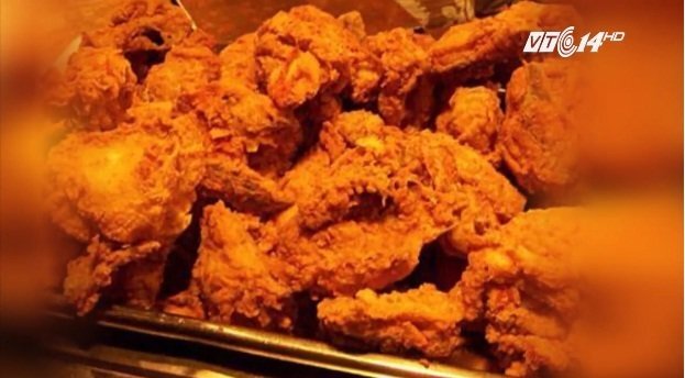 Đồ ăn nhanh làm biến đổi giới tính, chàng trai có vòng 1 như phụ nữ