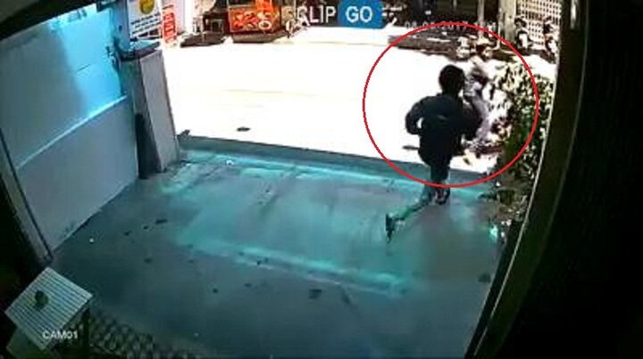 Thanh niên chở bạn đi trộm xe, bị chủ nhà lao ra song phi ngã sấp mặt