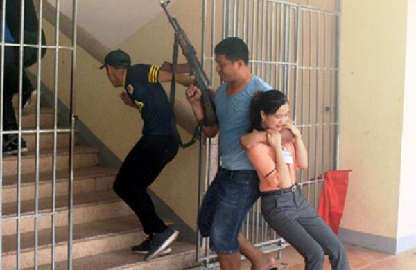 Ảnh: Nín thở xem công an giải cứu con tin ở Hà Tĩnh