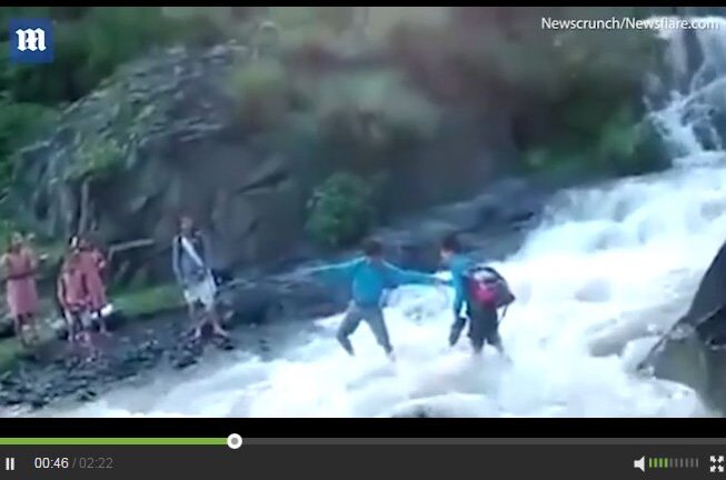 Video: Thót tin cảnh học sinh nắm tay nhau vượt sông dữ tới trường