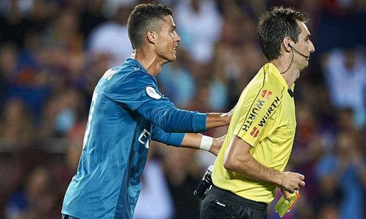 Đẩy trọng tài, Ronaldo bị phạt nặng chưa từng có