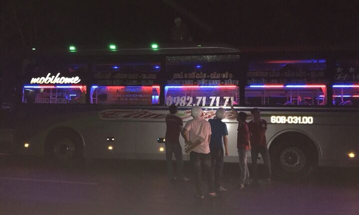 Xe khách liên tục bị ném đá trên đường Hồ Chí Minh