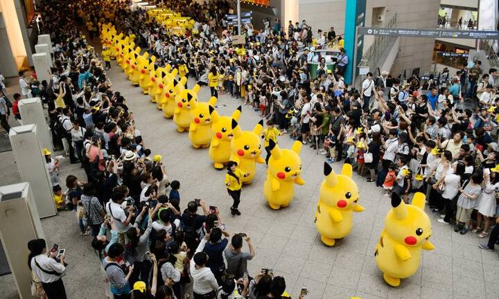 Video: Đàn Pikachu lũn cũn trên đường phố Nhật Bản