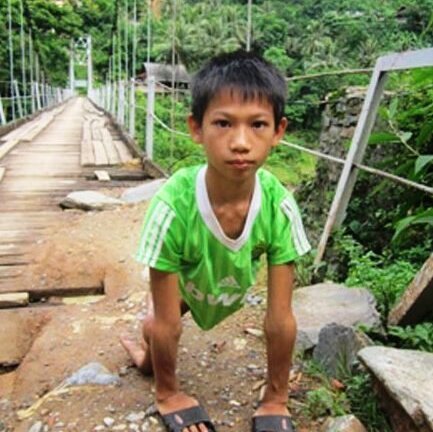 Gặp tân sinh viên tật nguyền 12 năm chật vật đến lớp bằng đôi tay