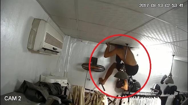Đột nhập shop quần áo, trộm vô tình xoay camera làm lộ mánh thoát thân