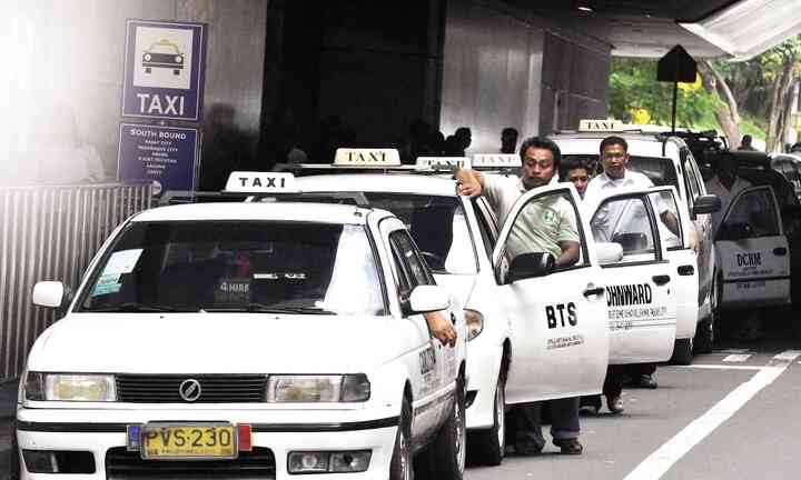 Hàng chục nghìn người mắc kẹt vì Uber bị cấm hoạt động