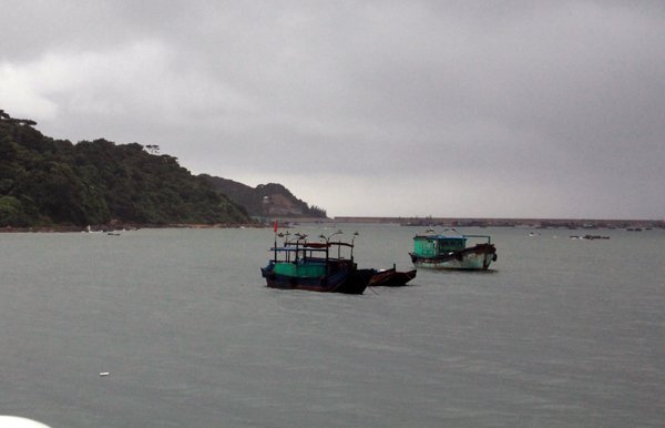 Chìm tàu đánh cá ở Quảng Ninh, 6 ngư dân thoát nạn