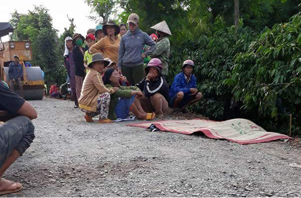 Chơi đùa cùng bạn, bé trai 5 tuổi bị xe lu cán ngang người