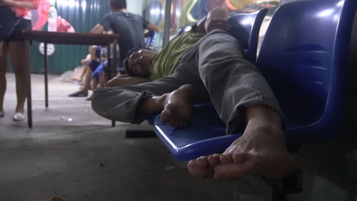 Video: Hàng ngàn người trắng đêm thẫn thờ vì dịch sốt xuất huyết tấn công