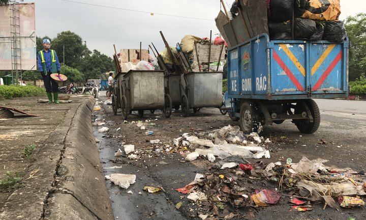 Hà Nội: Dân chặn đường, hàng trăm xe rác ngập ngụa phố xá