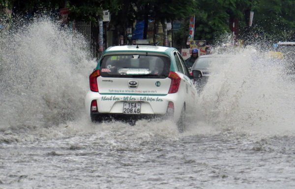 Video: Mưa như trút nước, đường phố Hải Phòng biến thành sông