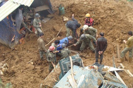 Đi vệ sinh, nam thanh niên bị đất đá vùi lấp