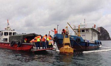 Bục đường ống dẫn, 200 lít dầu tràn ra vịnh Hạ Long