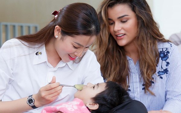 Phạm Hương và Nữ hoàng sắc đẹp Mỹ La Tinh giản dị đi từ thiện ở Củ Chi