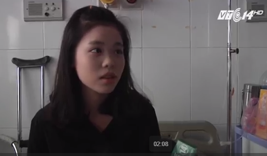 Nữ sinh xinh đẹp mắc bệnh hiểm nghèo, 10 năm đến trường trên lưng mẹ