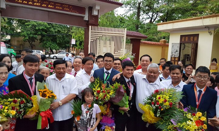 Khen thưởng kỷ lục các học trò và 'ông đồ' xứ Nghệ
