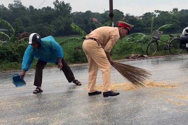 Video: CSGT Quảng Ninh thu gom ngô rơi vãi trên đường giúp tài xế
