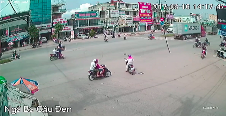 Video: Bỏ chạy sau khi tông người phụ nữ, xe máy tiếp tục tông thêm 2 người khác