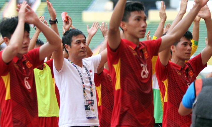 Thầy trò HLV Hữu Thắng ăn mừng kiểu Viking cảm ơn CĐV Việt Nam