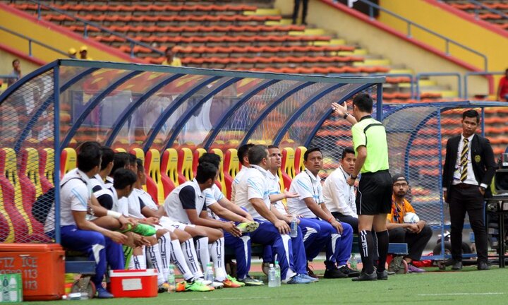 Hy hữu: Trợ lý HLV U22 Campuchia bị đuổi khỏi sân vì cầu thủ nhà đá bóng ra biên