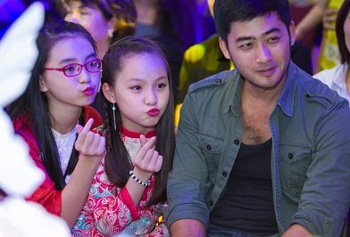 Bảo Ngậu 'Người phán xử' được fan nhí vây quanh