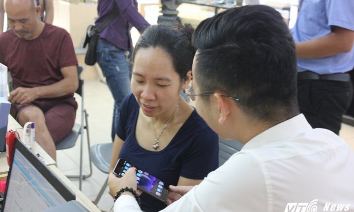 Video: Khách hàng đầu tiên sở hữu Bphone 2017 nói gì?