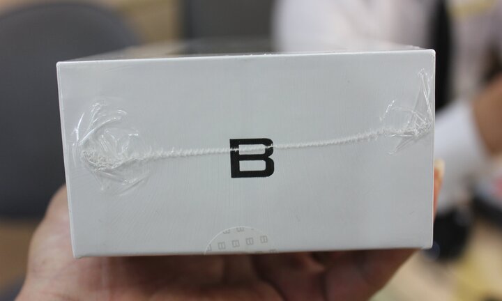 Bên trong hộp Bphone 2017 có gì?