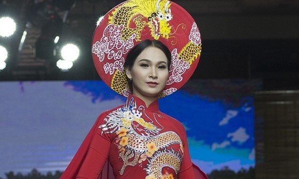 Top 10 Hoa hậu Việt Nam Trương Hải Vân xinh đẹp với áo dài long phượng