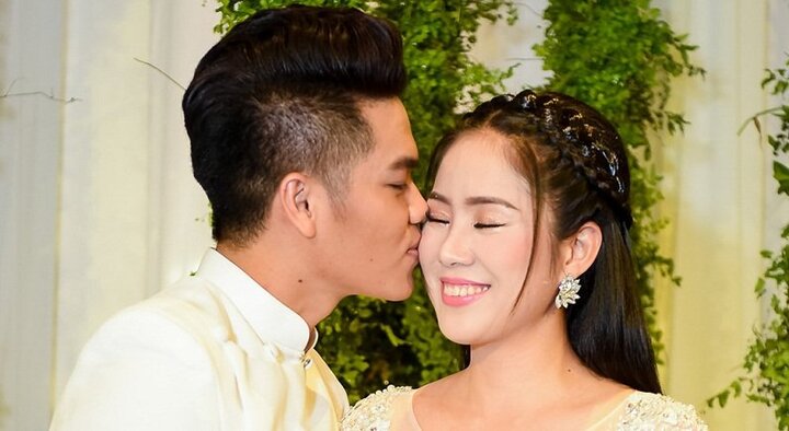Khoảnh khắc ngọt ngào của Lê Phương và chồng trẻ trong hôn lễ