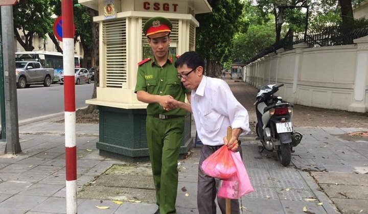 Hành động đẹp của các chiến sĩ CSGT trong Ngày truyền thống Công an nhân dân