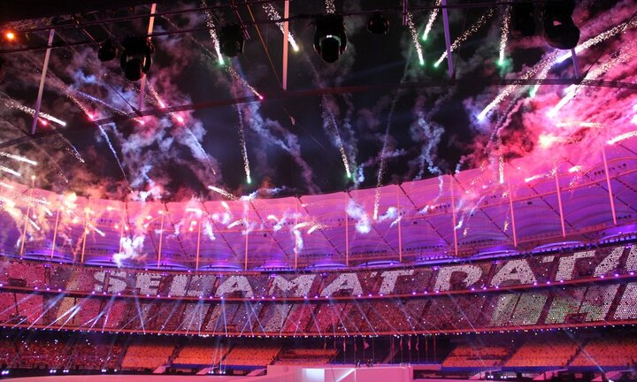 Khai mạc SEA Games 29: Pháo hoa rực trời, VĐV bay lên thắp sáng đài đuốc