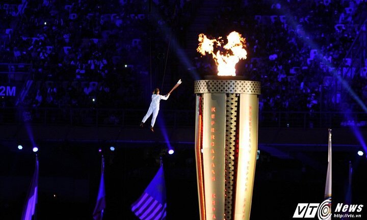 Video: Màn pháo hoa rực sắc màu tại Lễ khai mạc SEA Games 29