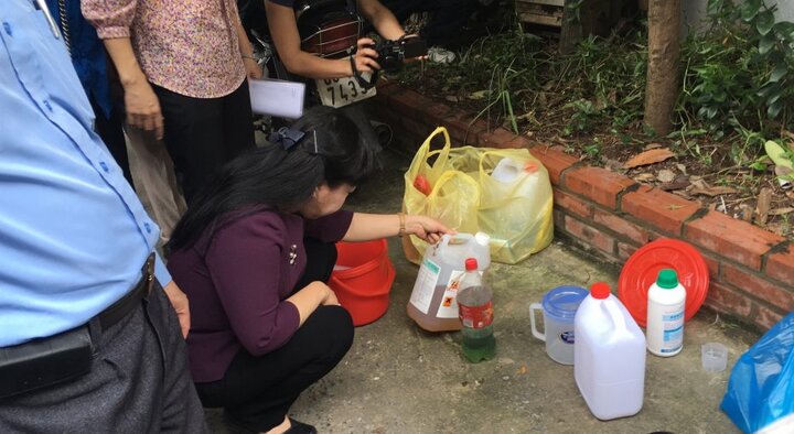 Bộ trưởng Bộ Y tế tự tay kiểm tra hóa chất sử dụng phun diệt muỗi