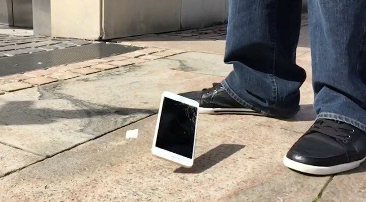 Điện thoại siêu bền, rơi từ máy bay độ cao 305m xuống đất vẫn chạy tốt