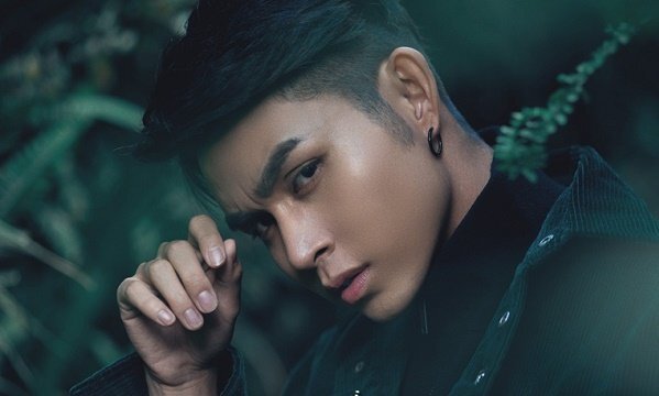 Jun Phạm gây lạ lẫm với trang phục cổ điển và bí ẩn