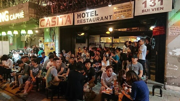 Video: Phố đi bộ Bùi Viện đông nghẹt người trong đêm khai trương