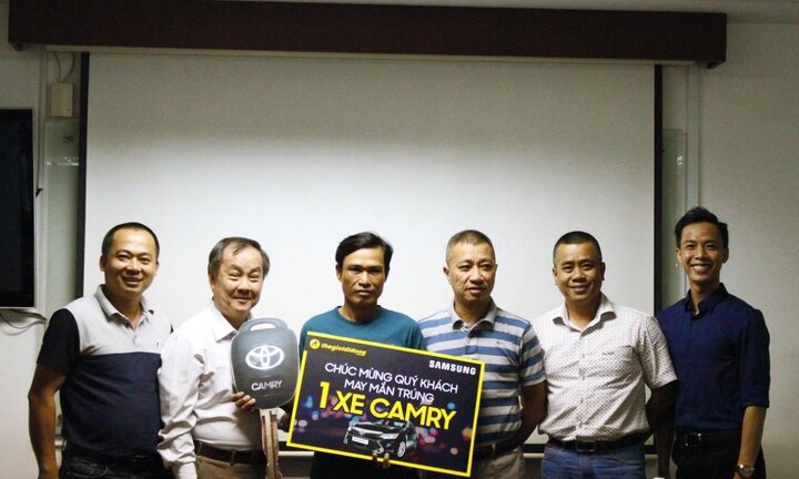 Thế Giới Di Động trao thưởng Camry 1,1 tỷ đồng cho khách mua Samsung