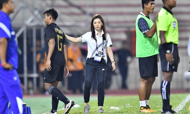 Video: Đánh nhau tới tấp, nhạc trưởng U22 Thái Lan nghỉ hết vòng bảng