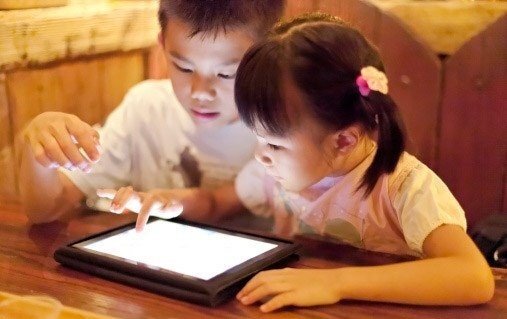 'Nghiện' smartphone, trẻ có nguy cơ bị giật mắt, méo miệng