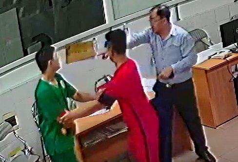 Nữ bác sĩ Bệnh viện 115 Nghệ An bị lăng mạ, hành hung ngay tại phòng cấp cứu