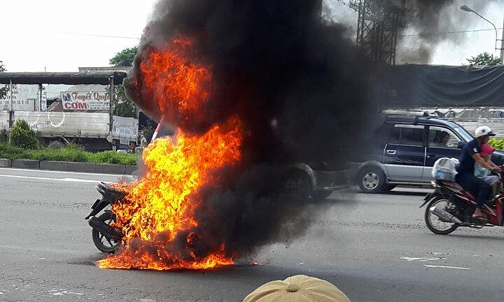 Video: Xe máy bốc cháy ngùn ngụt trên đường phố Bình Dương