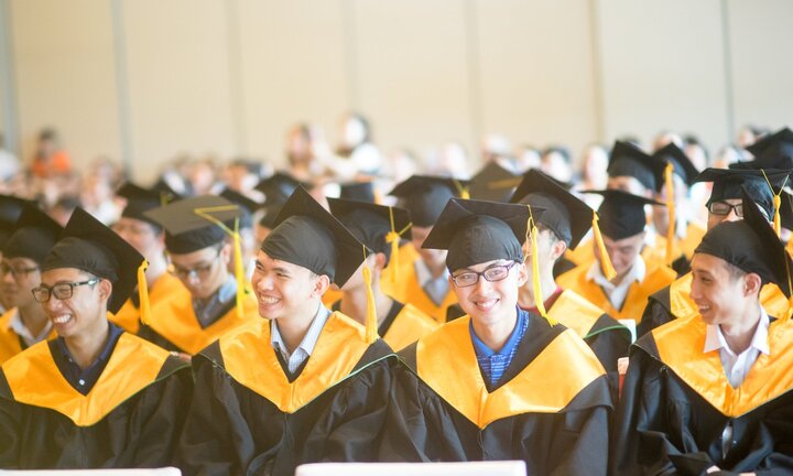 Hiệu trưởng tuyên bố ‘giải thoát’ cho sinh viên trong lễ tốt nghiệp 'gây sốt' dân mạng