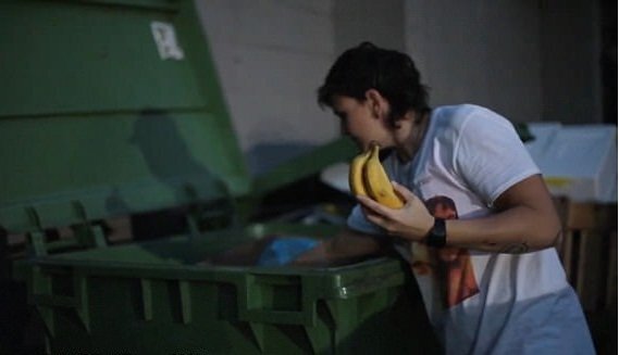 Nữ y tá nhặt thức ăn thừa từ thùng rác, tiết kiệm tiền mua nhà 18 tỷ đồng