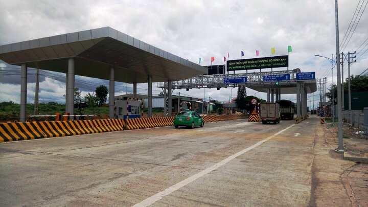 Xây BOT 8 km, thu phí giá 'cắt cổ' khiến dân bức xúc